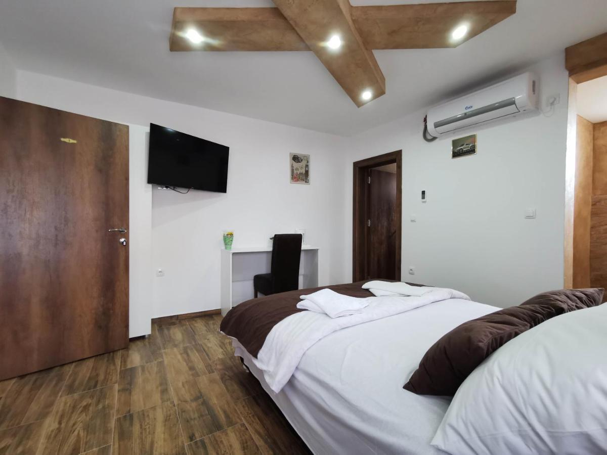 Sobe I Apartmani Casa Mia Pecinci Exterior foto