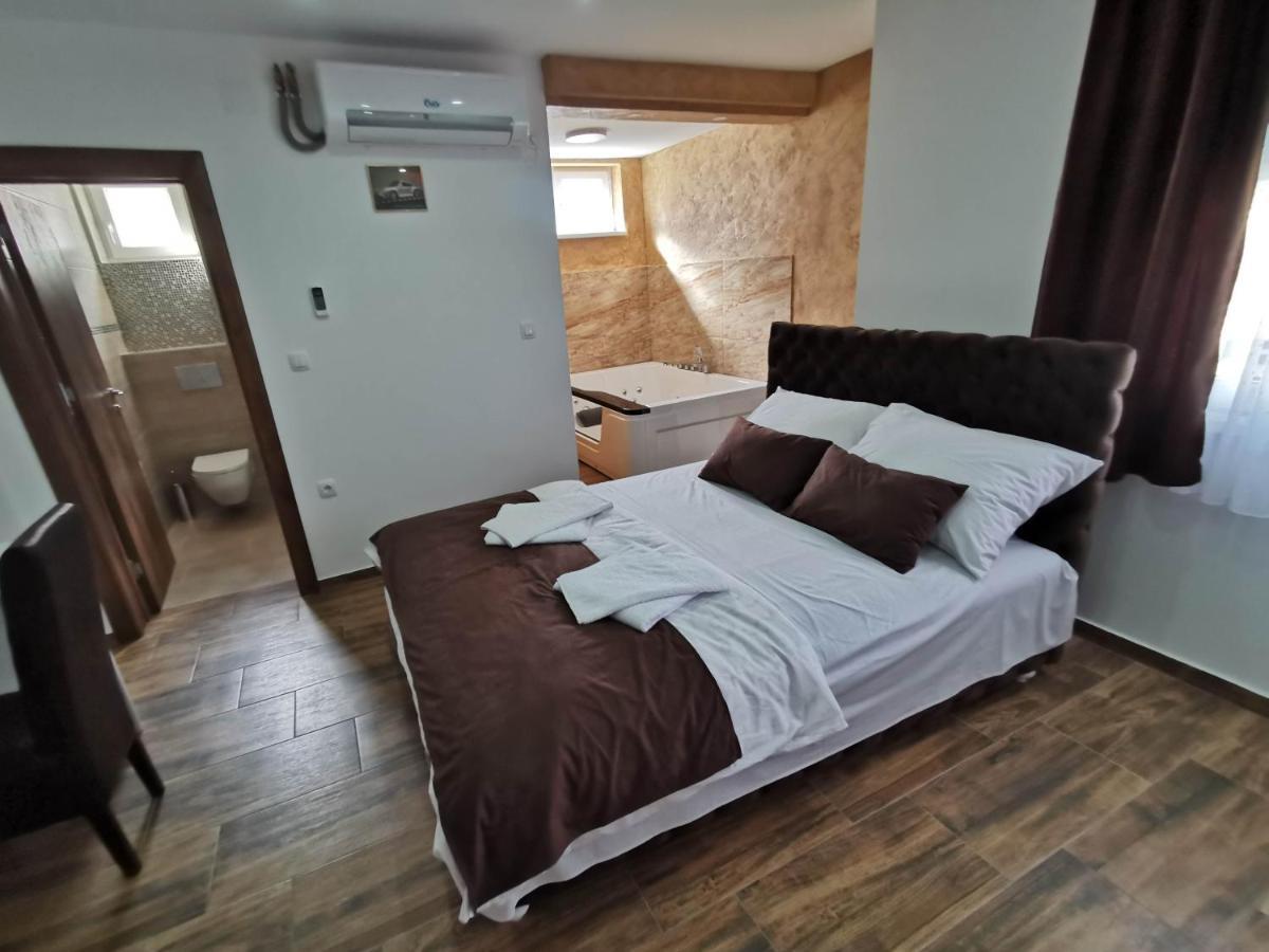 Sobe I Apartmani Casa Mia Pecinci Exterior foto