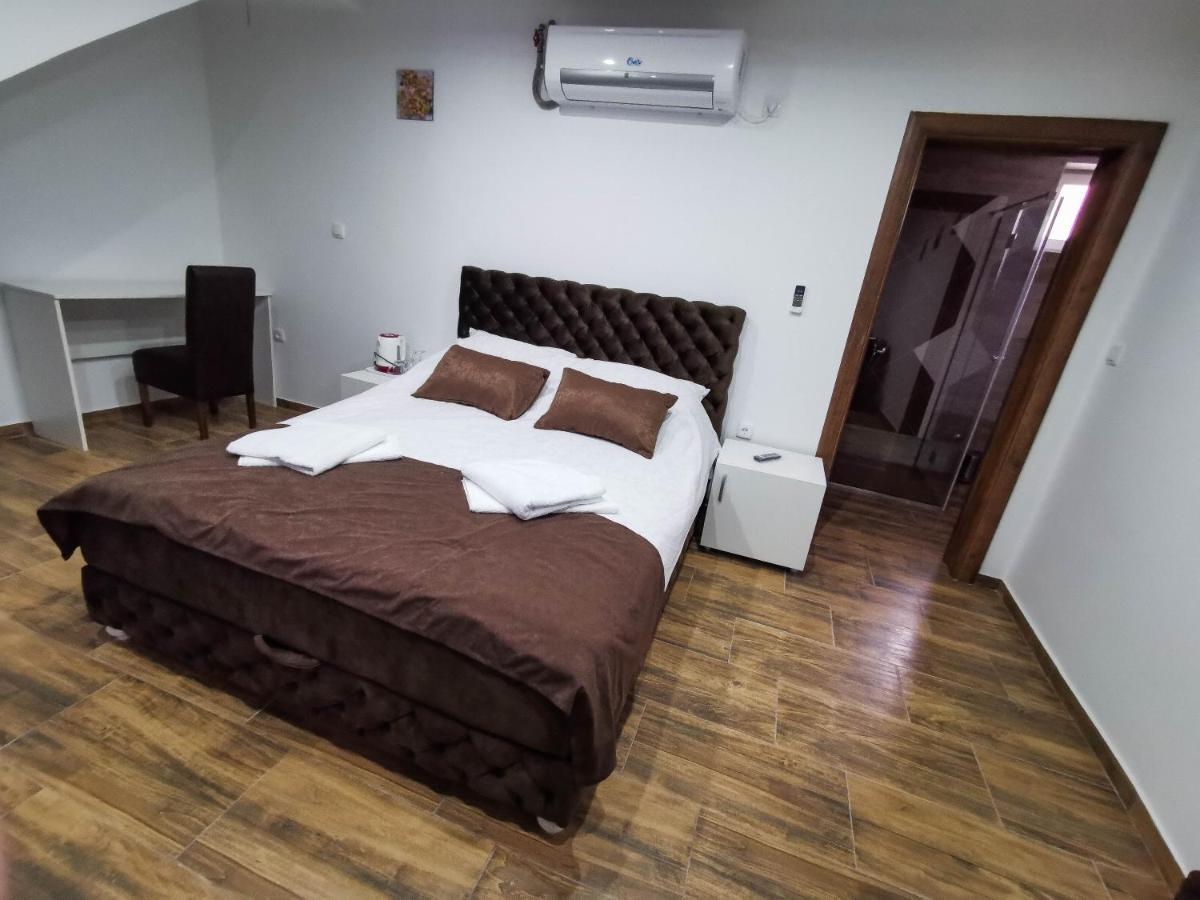 Sobe I Apartmani Casa Mia Pecinci Exterior foto