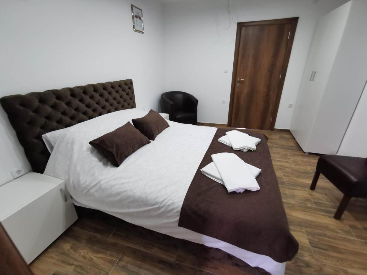 Sobe I Apartmani Casa Mia Pecinci Exterior foto
