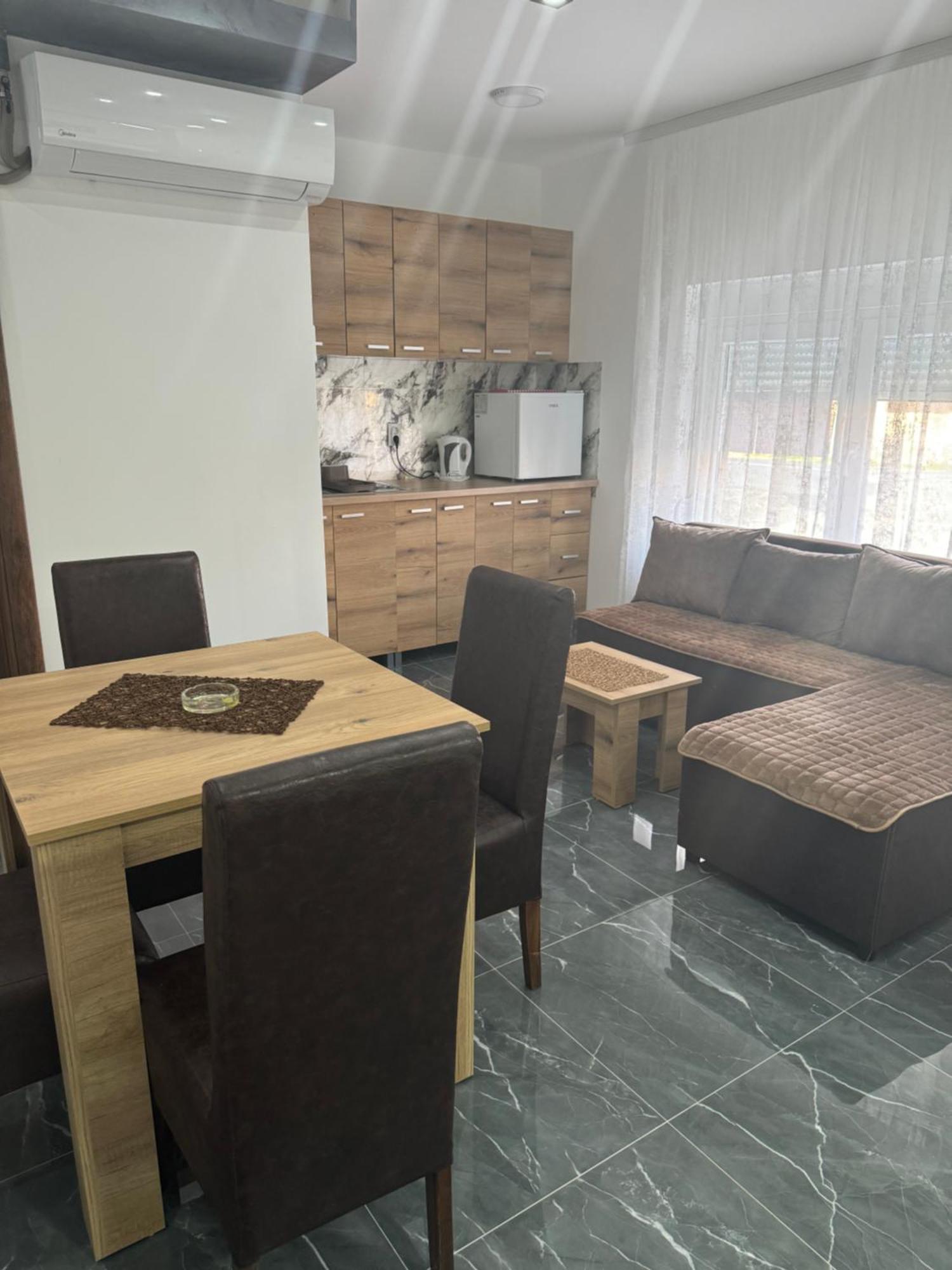 Sobe I Apartmani Casa Mia Pecinci Exterior foto